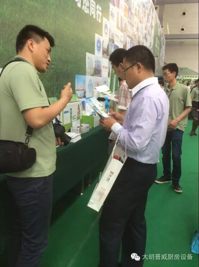 工作人員為客戶介紹廚房凈水系統(tǒng)方案 工作人員為客戶介紹廚房凈水系統(tǒng)方案