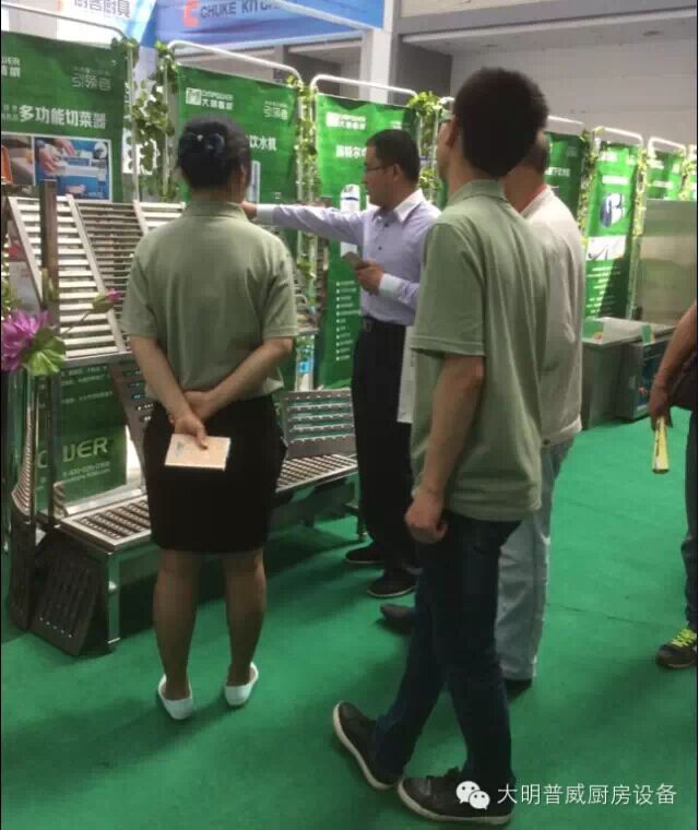 工作人員講解地漏 工作人員講解地漏設(shè)備