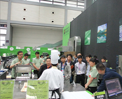 客戶(hù)現(xiàn)場(chǎng)洽談?dòng)嗁?gòu)大明廚具設(shè)備